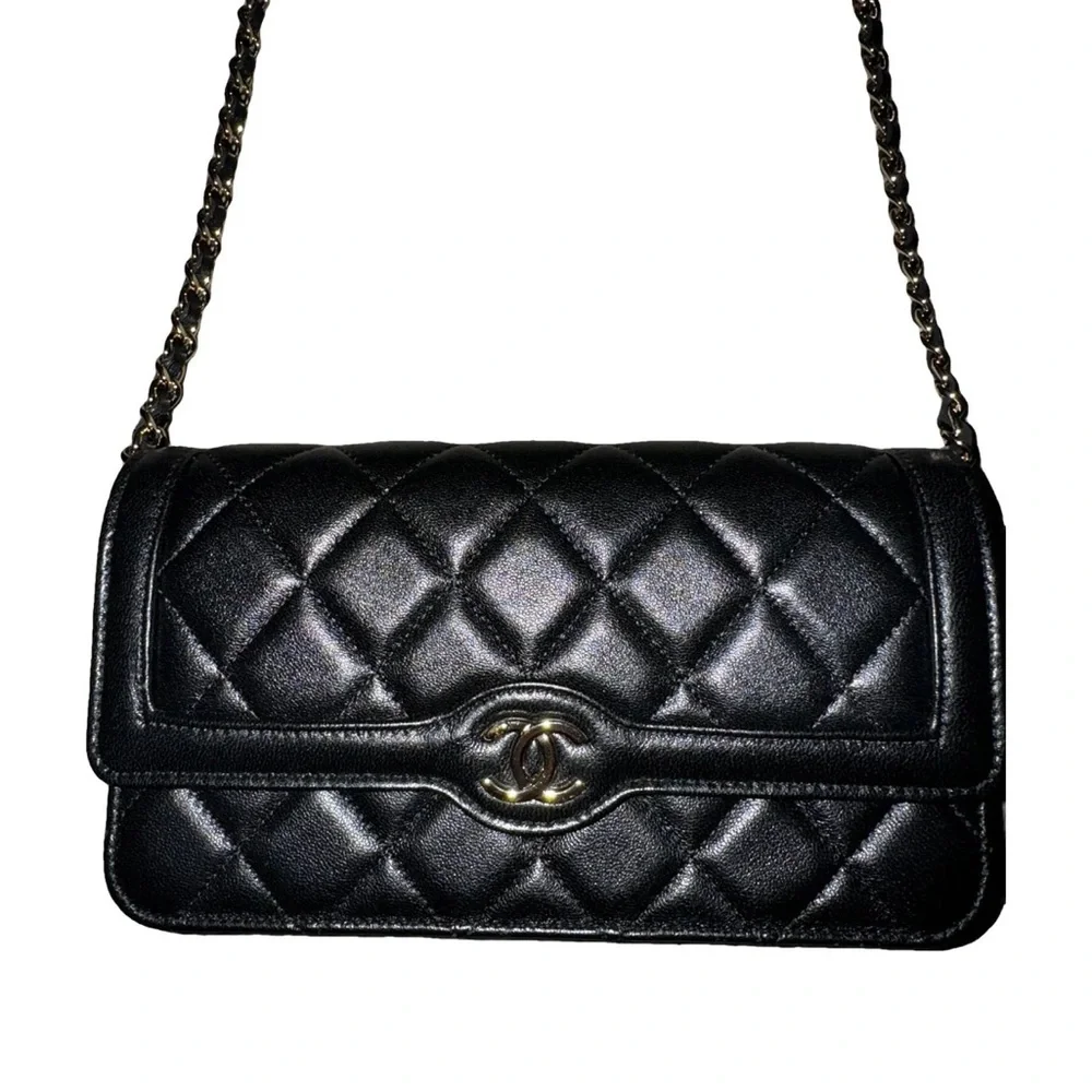 NEW CHANEL WOC Black Quilted Leather Crossbody with Gold Chain & CC Logo - Picture 3 of 12